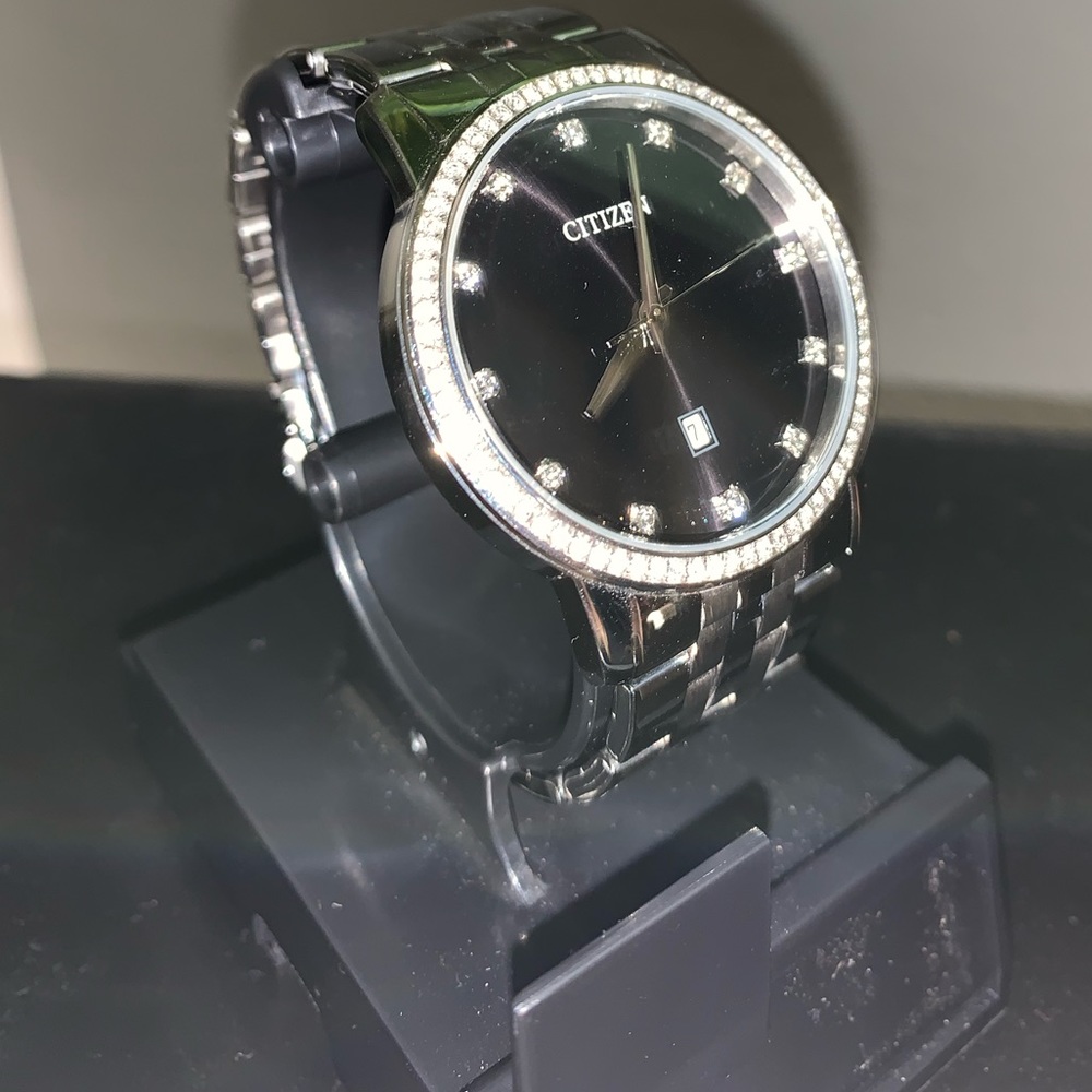 MatthewTuftsMoore’s Diamond Halo Watch Autographed